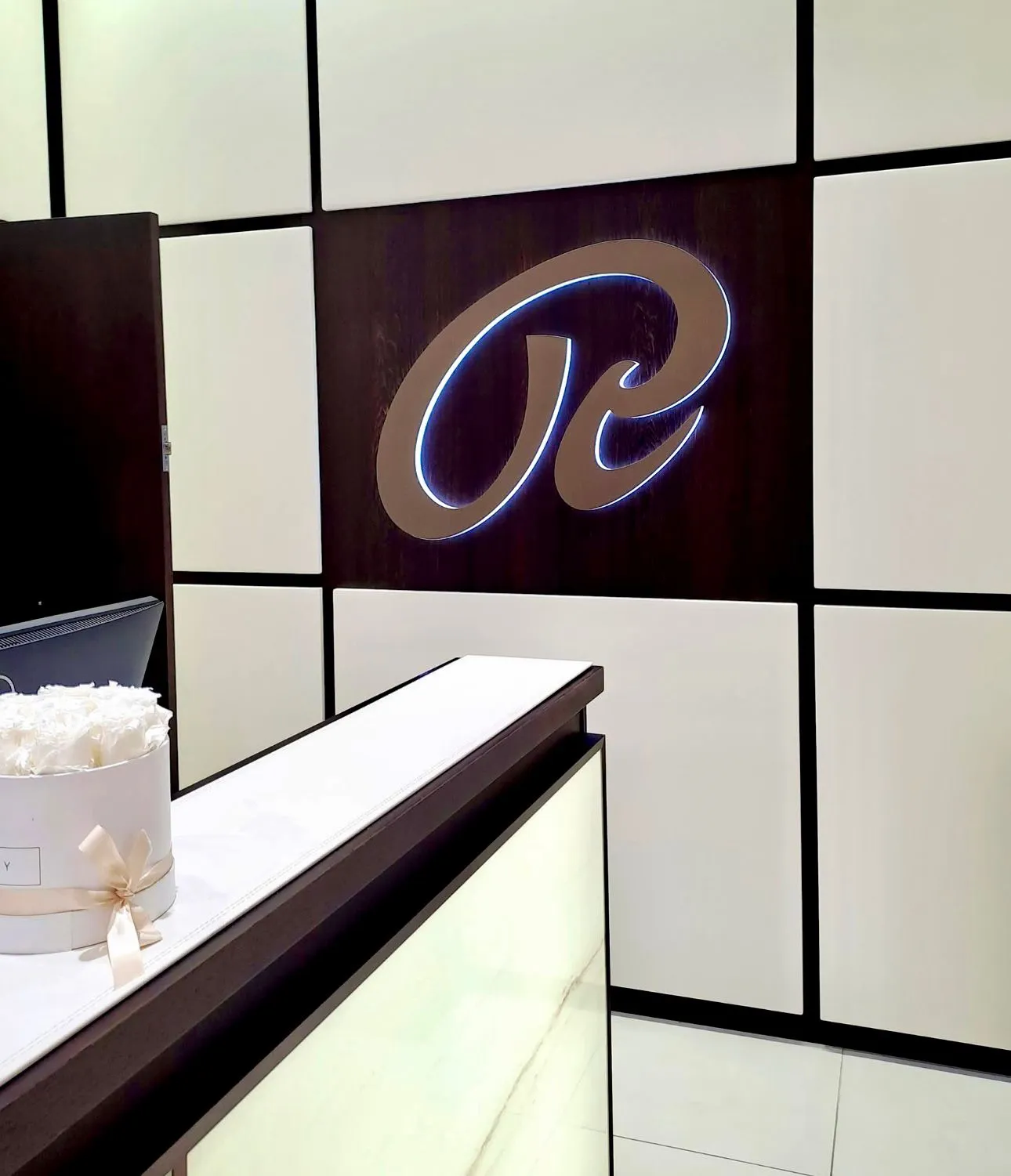 Pop-Art-Ausstellung von Stefanie Pappe-Stellbrink beim Juwelier Rüschenbeck – farbenfrohe Unikate, Glamour und Kunst mit einem Hauch Luxus.