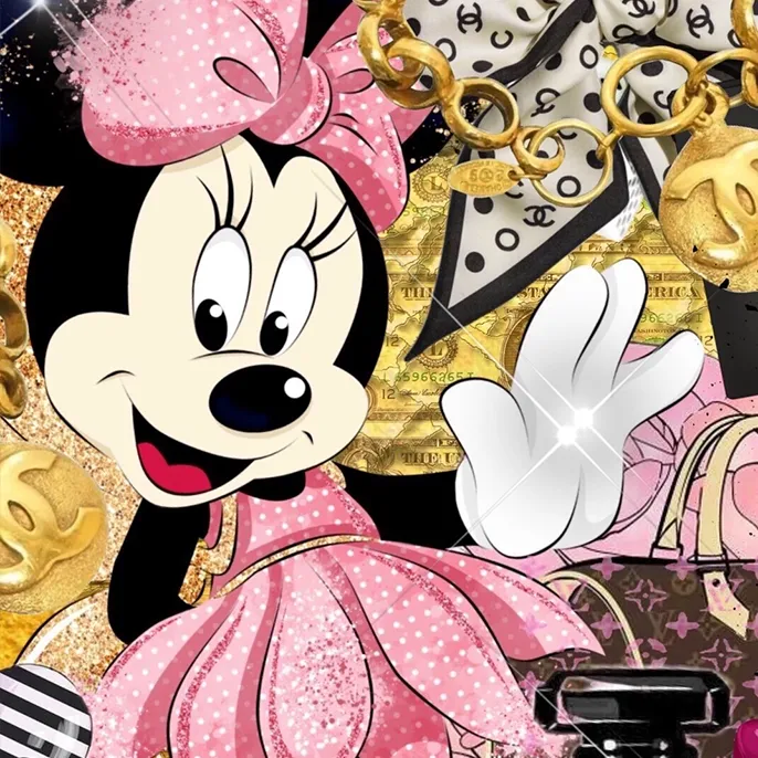 Pop-Art-Kunstwerk von Stefanie Pappe-Stellbrink mit Minnie Mouse in pinkem Kleid vor einem glamourösen Hintergrund aus Gold, Chanel-Elementen und Glitzerdetails.