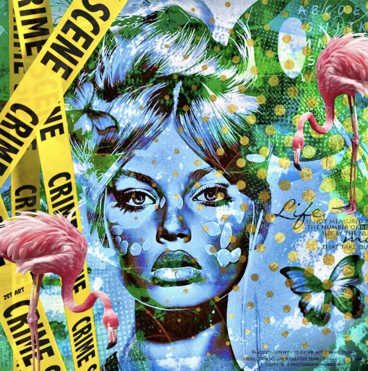 Pop-Art-Kunstwerk von 2ST ART mit einem blauen Porträt einer Frau, umgeben von gelben „Crime Scene“-Bändern, pinken Flamingos und goldenen Punkten. Mixed-Media-Stil mit kräftigen Farben und Glamour-Elementen.